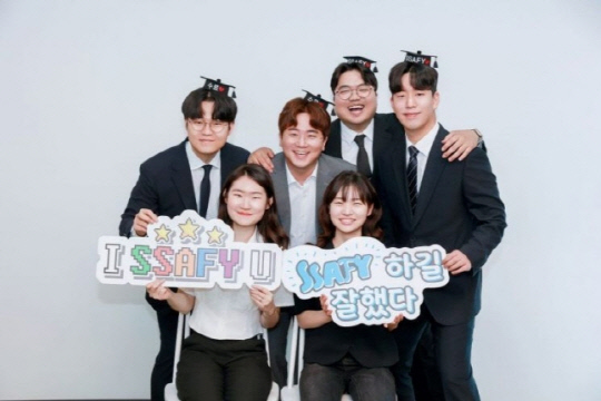 'SSAFY 광주 캠퍼스' 10기 교육생들이 수료식을 앞두고 기념 촬영을 하고 있다. <삼성전자 제공>